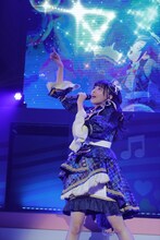 「プラネタリウムの殻」を歌う輝イブ役の指出毬亜。