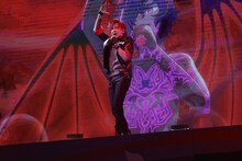 「チョコレートアイスクリーム・トルネード」を歌うマリオ役の橘龍丸。