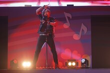 「チョコレートアイスクリーム・トルネード」を歌うマリオ役の橘龍丸。