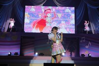 「マジ・ワッチャパレード」を歌う陽比野まつり役の廣瀬千夏。