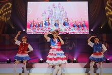 「ヴァーチャデリアイドル♥」を歌う赤井めが姉ぇ役の伊藤かな恵。