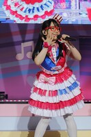 「ヴァーチャデリアイドル♥」を歌う赤井めが姉ぇ役の伊藤かな恵。