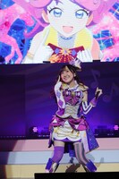 「スペース！スパイス！スペクタクル！」を歌う紫藤める役の森嶋優花。