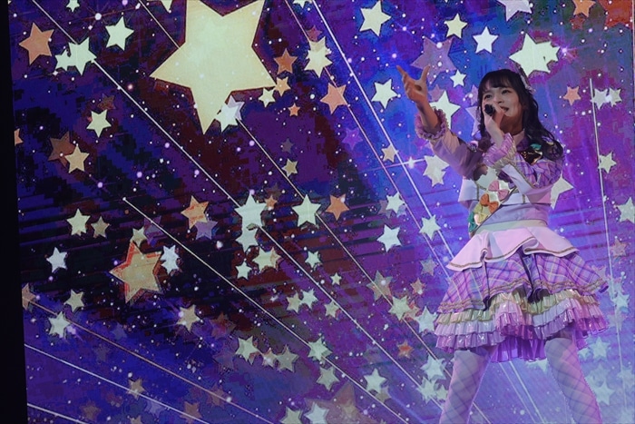 「StarLight★HeartBeat」を歌う幸多みちる役の山田唯菜。
