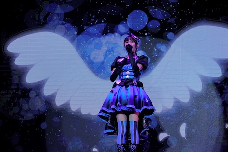 「ピュアリ☆スマイリィ」を歌う白玉みかん役の渡部優衣。