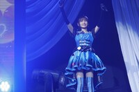 「ピュアリ☆スマイリィ」を歌う白玉みかん役の渡部優衣。