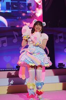 「イワナイ」を歌う甘瓜みるき役の相良茉優。