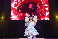 「イワナイ」を歌う甘瓜みるき役の相良茉優。