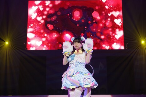 「イワナイ」を歌う甘瓜みるき役の相良茉優。