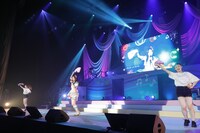 「サマーナイトEvolution!」を歌う虹色にの役の大地葉。