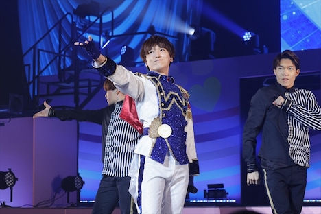 「エスコート・パレット・ショウタイム!」を歌う夢川ショウゴ役の山下誠一郎。