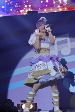 「Step!Step!Step!」を歌う華園しゅうか役の朝日奈丸佳。