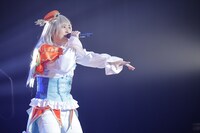 「Despertar del SOL!」を歌うソルル役の斎賀みつき。