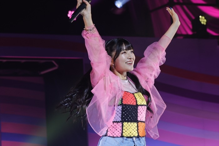 「Chasing the dream」を歌う鈴木杏奈。