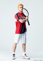 GAKU扮する橘桔平。