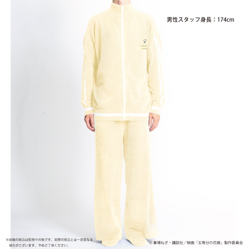 一花モデルのルームウェア着用画像。