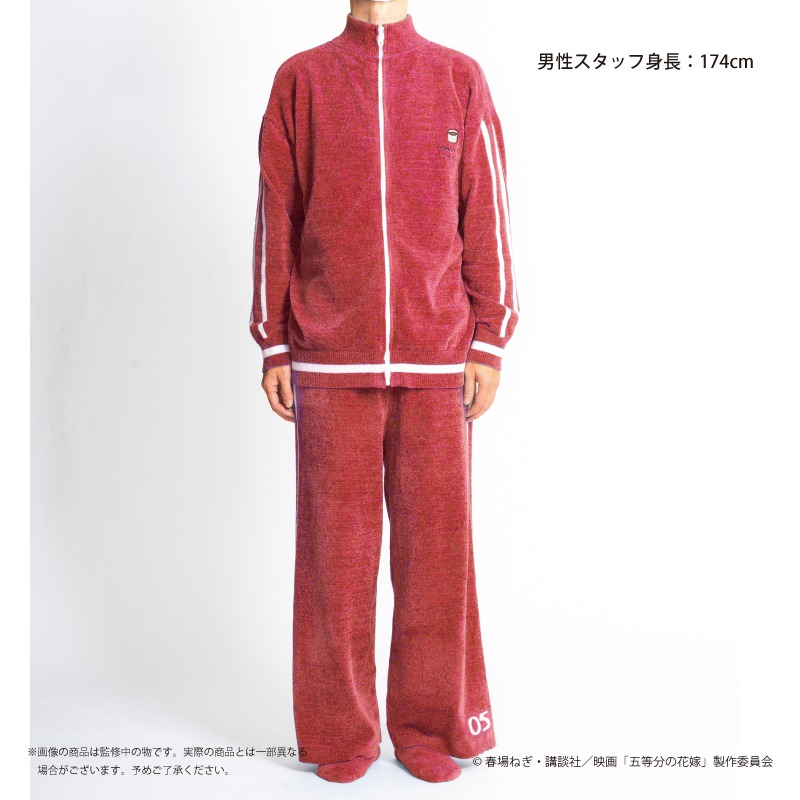 五月モデルのルームウェア着用画像。