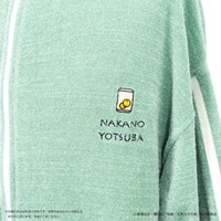 「映画『五等分の花嫁』オリジナルジップアップカーディガン」の四葉モデル。