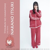 五月モデルのルームウェア着用画像。