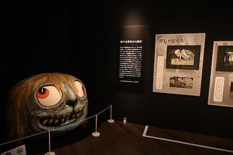 「水木しげるの妖怪 百鬼夜行展～お化けたちはこうして生まれた～」の様子。(c)水木プロダクション