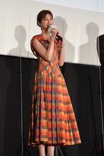 作品タイトルにちなみ、オレンジ色のワンピースを着てきた生見愛瑠。