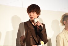 当てずっぽうでクイズに正解して驚く鈴木仁。