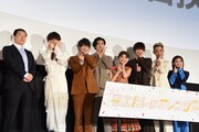 映画「モエカレはオレンジ色」公開記念舞台挨拶より。左から村上正典監督、藤原大祐、浮所飛貴（美 少年 / ジャニーズJr.）、古川雄大、生見愛瑠、鈴木仁、上杉柊平、永瀬莉子。