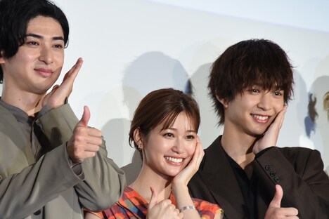 浮所飛貴は"公式"と言い張るが、MCいわくまだ"非公式"だという「モエカレはオレンジ色」ポーズ。