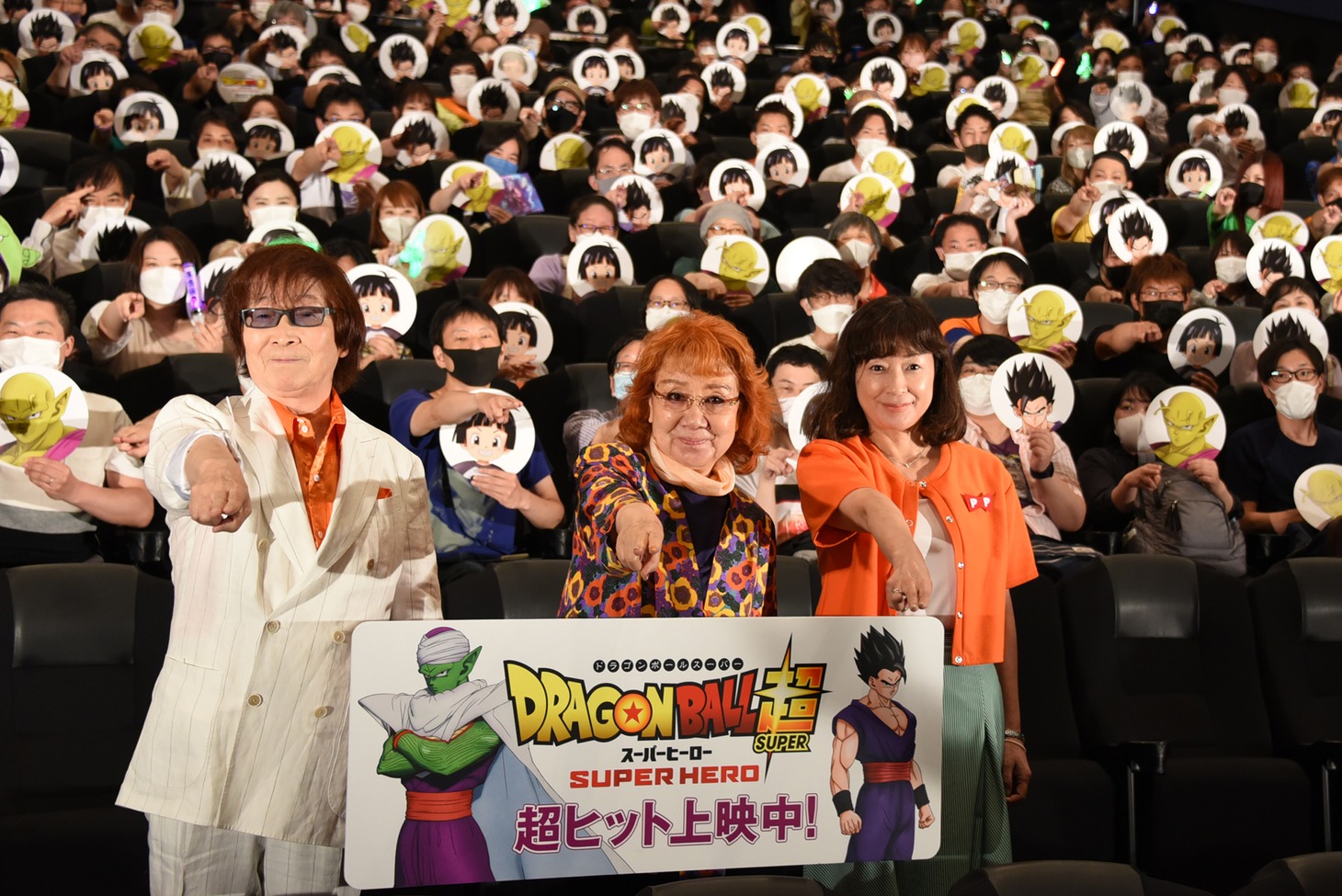 映画「ドラゴンボール超 スーパーヒーロー」応援上映付き舞台挨拶より。左から古川登志夫、野沢雅子、皆口裕子。