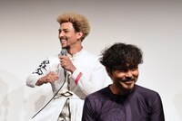 なかやまきんに君の『パワー！』を披露する満島真之介。
