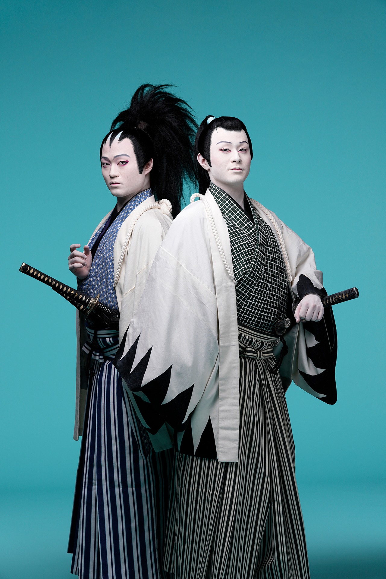 左から中村福之助扮する鎌切大作、中村歌之助扮する深草丘十郎。(c)松竹