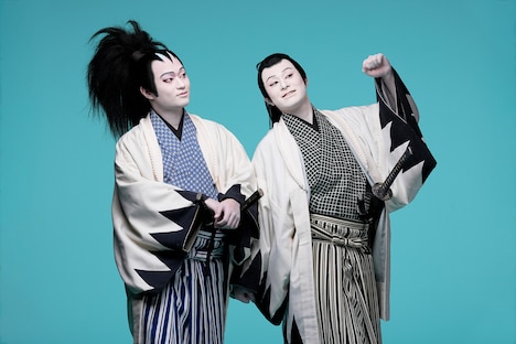 左から中村福之助扮する鎌切大作、中村歌之助扮する深草丘十郎。(c)松竹