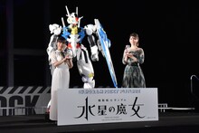 「GUNDAM NEXT FUTURE -LINK THE UNIVERSE-」より。左が市ノ瀬加那、右がLynn。奥がガンダム・エアリアルの像。 (c)創通・サンライズ (c)創通・サンライズ・MBS