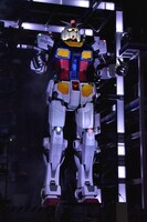 ライトアップされるガンダム立像。 (c)創通・サンライズ (c)創通・サンライズ・MBS