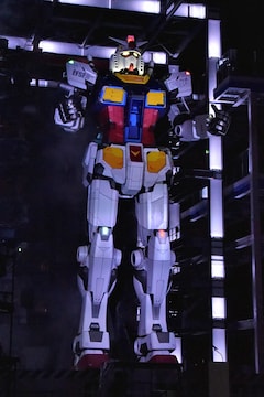 各地のガンダム像が輝く 水星の魔女 主役 市ノ瀬加那の遠隔操作でサムズアップ イベントレポート コミックナタリー