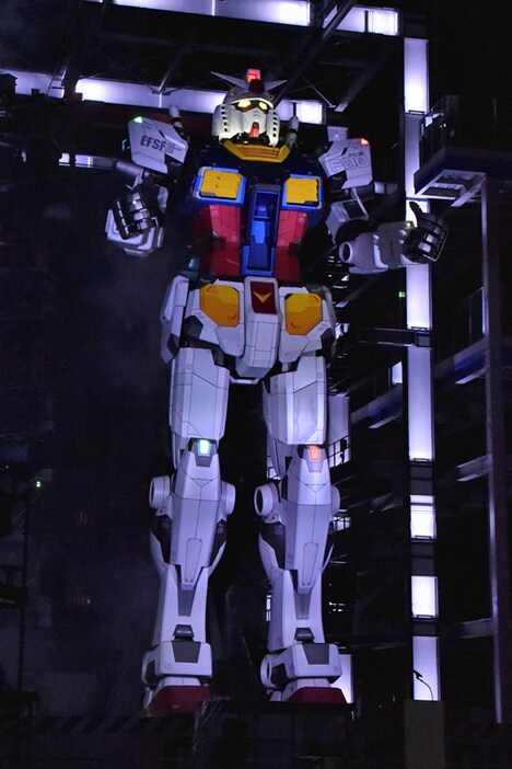 ライトアップされるガンダム立像。 (c)創通・サンライズ (c)創通・サンライズ・MBS