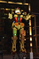 ライトアップされるガンダム立像。 (c)創通・サンライズ (c)創通・サンライズ・MBS