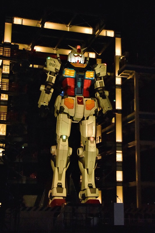 ライトアップされるガンダム立像。 (c)創通・サンライズ (c)創通・サンライズ・MBS