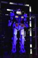 ライトアップされるガンダム立像。 (c)創通・サンライズ (c)創通・サンライズ・MBS