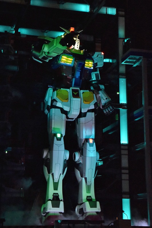 ライトアップされるガンダム立像。 (c)創通・サンライズ (c)創通・サンライズ・MBS