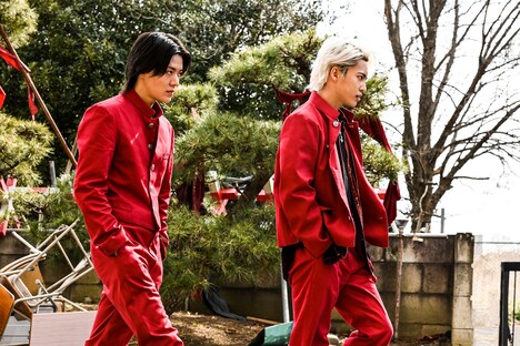 ユウタ扮する須嵜亮（左）と、RYOKI扮する天下井公平（右）。(c)2022「HiGH&LOW THE WORST X」製作委員会 (c)高橋ヒロシ（秋田書店）HI-AX