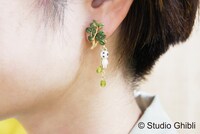 「Donguri Closet もののけ姫 ピアス コダマと榊」の着用イメージ。