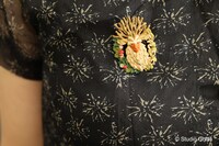 「Donguri Closet もののけ姫 ブローチ シシ神」の着用イメージ。