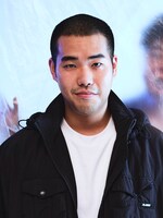 田中光輔演じる柏正太郎。東大生。街中でゾンビから襲われている梨々を助けショッピングモールに逃げ込む。梨々に好意があり、一緒に脱出しようと誘う。