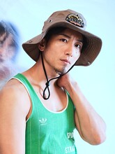 大貫勇輔演じる平坂亮。マッチョで目立ちたがり屋な登山家。雫に好意を抱き、いい格好をしようとアピールするが、裏目にでることも。