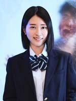 佐々木舞香（＝LOVE）演じる明美。ある約束を果たせず後悔する結果となった女子高生。