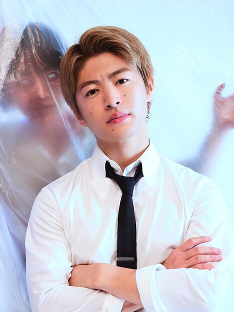 佐野玲於（GENERATIONS from EXILE TRIBE）演じるれんれん。会社経営者。	
共同生活の運営方針を考えておりリーダー的存在だが、どこか胡散臭い。合理的な考えの持ち主で時には非情になることも。