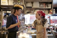 左から中尾明慶扮する愛沢浩司、木南晴夏扮する明美。