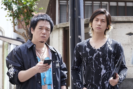 やべきょうすけ扮する柄崎、崎本大海扮する高田。