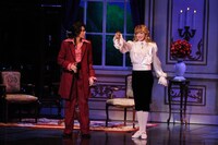 宝塚歌劇版「ベルサイユのばら-オスカル編-」2014年宙組公演の様子。 (c)宝塚歌劇団